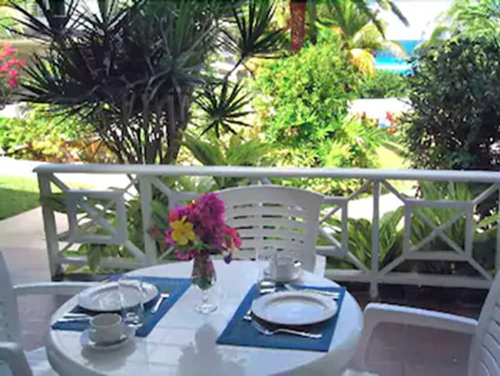 Cedar Grove Dickenson Bay Cottages المظهر الخارجي الصورة